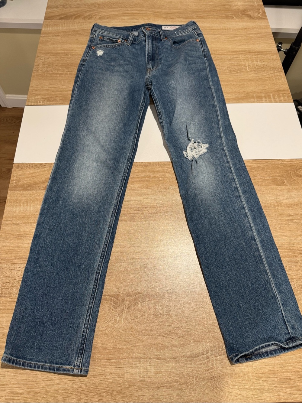 GAP women’s distressed ‘90s Straight High Rise Jean size 28/6R